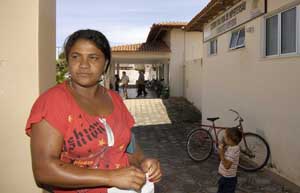 A dona de casa Elizângela Pereira Ramos elogia o atendimento recebido nos centros Viva Vida e Hiperdia