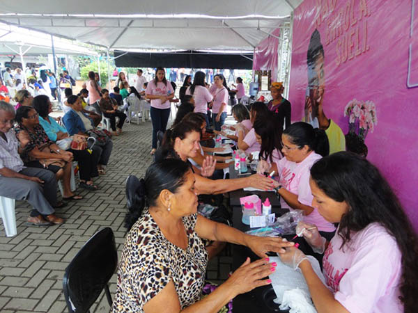 Mulheres cuidam da autoestima e recebem informações sobre cuidados com a saúde no Salão Solidário.