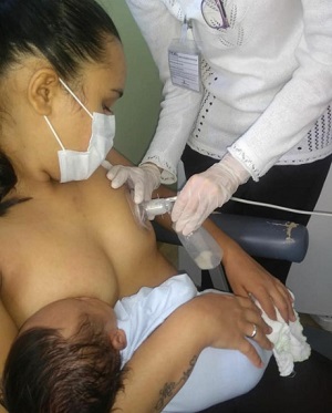 “Leite materno é como amor: quanto mais se doa, mais se tem”. A frase da representante comercial Vanessa Mascarenhas da Silva expressa bem o que muitas mães vivenciam ao se tornarem doadoras. “Minha bebê, Helena, nasceu em janeiro e, graças à indicação de uma amiga, comecei a doar. Como tenho uma filha mais velha, de 6 anos, já sabia como era o processo, foi bem tranquilo”, ressalta Vanessa que, desde março, contribui semanalmente para o Banco de Leite Humano (BLH) da Maternidade Odete Valadares (MOV).   Mesmo já familiarizada com o procedimento, a doadora destaca que a equipe do BLH/MOV foi essencial para o esclarecimento de dúvidas. “Entraram em contato comigo e me passaram todas as informações. Mandaram o material completo e esterilizado, tudo embaladinho. E na mesma semana já vieram buscar o meu leite”.  A representante comercial conta que se sensibilizou com a notícia de que a pandemia impactou as doações. “Até aumentei a quantidade quando soube que os estoques estavam mais baixos por conta da covid-19. Toda semana, retiro de dois a três frascos de leite para doar. É muito gratificante poder ajudar. E não prejudica em nada a amamentação da minha filha, não falta para ela. Helena mama exclusivamente no peito, é muito saudável e, com quase quatro meses de vida, pesa mais de 6 quilos”, relata.  Importância da doação  Com 34 anos de atuação, o Banco de Leite Humano da Maternidade Odete Valadares é referência em Minas Gerais. Responsável pela execução de cursos de manejo clínico do aleitamento materno e pelo monitoramento e assessoria técnica de todos os BLHs e postos de coleta do estado, realiza também captação de doadoras, coleta, processamento, controle de qualidade e distribuição de leite humano pasteurizado, além de atendimento pediátrico, psicológico e nutricional.  A coordenadora do BLH/MOV, Maria Hercília Barbosa, ressalta a importância do leite materno para todos os bebês – especialmente para os doentes ou prematuros, em unidades de terapia intensiva e de cuidados intermediários neonatais. “Entre tantos outros benefícios, fornece anticorpos necessários para o fortalecimento do sistema imunológico dos recém-nascidos. Protege contra diarreias, infecções respiratórias e alergias e também diminui o risco de hipertensão, colesterol alto, diabetes e obesidade. Funciona como uma vacina para essas crianças internadas e que, por algum motivo, não podem ser amamentadas”, explica.  Hercília garante que todo o processo de doação é muito seguro e deve ser estimulado, mesmo em tempos de pandemia. “Temos a RDC 171 de 2006, que regulamenta o funcionamento dos bancos de leite humano em todo o país e é rigorosa em relação ao controle de qualidade. Toda mãe saudável e que possua seus exames de pré-natal negativos pode ser doadora. Importante ressaltar que a mulher que tenha contraído covid-19 e já tenha se recuperado, passado o período de isolamento de 15 dias, pode doar seu leite sem problemas”, afirma a coordenadora.  O cadastro para doação pode ser realizado pelos telefones (31) 3337-5678 ou 3298-6008.  Dificuldades superadas  A atendente e estudante de enfermagem Ana Luísa Ferreira Soares teve seu primeiro filho, Murilo, no dia 19 de março deste ano e relata os desafios vividos na amamentação. “Ele não conseguia pegar o peito e, na maternidade, precisou se alimentar com fórmula, pois sua glicemia estava baixa. Tive ajuda de vários profissionais ainda no hospital, mas, mesmo assim, não saí de lá segura”, conta.  Ana Luísa procurou ajuda na Casa da Gestante do Hospital Júlia Kubitschek (HJK) e foi aí que sua história começou a mudar. “Lá fui recebida e acolhida de uma forma surpreendente. Em uma semana, indo lá todos os dias, o Murilo conseguiu alcançar a pega correta e retiramos o uso do bico de silicone. Nunca desisti, pois sei da importância do leite materno e sempre tive o sonho de amamentar”, conta.  Superadas as dificuldades iniciais, Ana Luísa tornou-se responsável pela primeira doação do posto de coleta do Júlia Kubitschek (inaugurado no fim do ano passado) ao BLH/MOV. “Desde que meu filho nasceu, prometi a mim mesma que ajudaria as pessoas de alguma forma. Hoje, o Murilo é amamentado em livre demanda e a minha produção é grande. Comecei a coletar o excedente e, no HJK mesmo, fui orientada sobre o processo de retirada e os cuidados de higiene. Também recebi frascos para fazer a coleta. Semanalmente, retiro cerca de um litro de leite para a doação”, conta.  “Eu quero encorajar outras mães a serem doadoras, porque o processo é realmente tranquilo. Com o leite que seria desperdiçado em uma fralda de pano, sou capaz de salvar várias vidas. E me sinto uma heroína por isso. Desejo que todas tenham essa força e procurem o posto de coleta ou banco de leite mais próximo para serem bem orientadas, como eu fui. É um ato tão simples e que auxilia tanto. Faço de coração, porque também fui muito ajudada. Quero ver muitas crianças que precisam desse leite vivas e saudáveis no futuro”, conclui Ana Luísa.  As mães com dificuldades no aleitamento ou que desejem se cadastrar como doadoras também podem procurar o posto de coleta do Hospital Júlia Kubitschek pelo telefone (31) 3389-7910.  Programação  O Dia Mundial de Doação de Leite Humano, comemorado em 19 de maio, e a Semana Estadual de Conscientização da Doação de Leite Humano, realizada de 19 a 25 do mesmo mês, são iniciativas para a proteção e promoção do aleitamento materno e sensibilização da sociedade para a importância da doação. As datas têm por objetivo promover debates sobre a temática e divulgar os bancos de leite humano nos estados e municípios brasileiros.  Nos dias 21 e 25 de maio, o BLH/MOV realiza uma série de palestras, on-line, abertas ao público geral, com especialistas sobre o assunto. Confira a programação:  21/05/2021 – 14h às 14h40  Cuidando da nutriz e plantando o futuro. Como transformá-la em uma possível doadora? Apresentação: Karine Antunes Marques Notaro Enfermeira do Banco de Leite Humano da Maternidade Odete Valadares Acesso: https://meet.google.com/cyn-qesg-tty  21/05/2021 –14h40 às 15h20  O trabalho de incentivo ao aleitamento materno junto às mães de prematuros: desafios e conquistas. Apresentação: Elisângela Pessoa de Almeida Nutricionista do Banco de Leite Humano da Maternidade Odete Valadares Acesso: https://meet.google.com/cyn-qesg-tty  25/05/2021 – 10h às 10h40  Controle de qualidade do processamento do banco de leite: como evitar perdas e manter a qualidade mesmo em tempos de pandemia? Apresentação: Juliana Gomes Molica Faleiro Bioquímica do Banco de Leite Humano da Maternidade Odete Valadares Acesso: https://meet.google.com/zge-vtbg-yyr