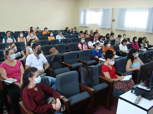 Tutores de Piumhi compartilhando suas experiências com os colegas na oficina do 8º ciclo formativo do projeto - Foto: Ascom/SRS Passos