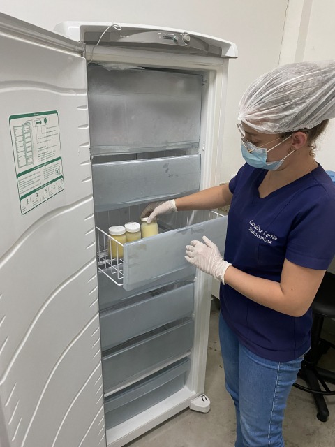 Nutricionista do Banco de Leite do HSI mostra estoque baixíssimo para atender bebês da UTI Neonatal - Foto: Keila Lima