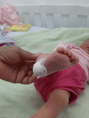 A mãe de primeira viagem, Júlia Costa, levou a recém-nascida Maria Alice para fazer o teste do pezinho no Centro de Saúde Beira Rio, em Visconde do Rio Branco - Foto: Júlia Costa